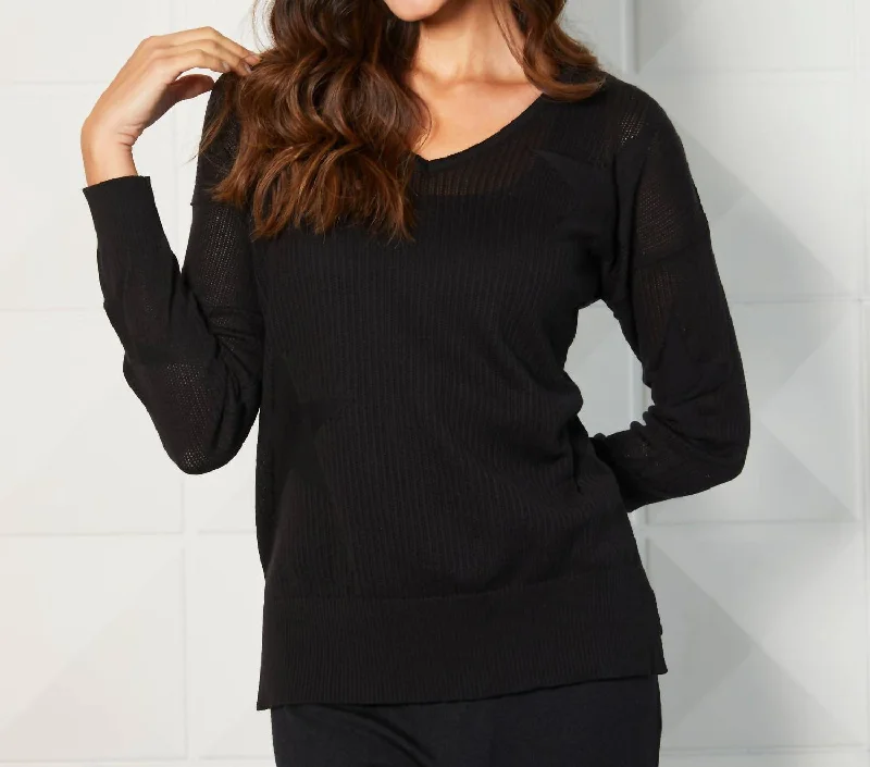 Lightweight V-Neck Star Top In Black